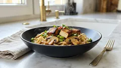 Stir-fry z tofu, edamame i pieczarkami – szybki obiad z makaronem ryżowym