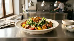 Sałatka z pieczoną ciecierzycą i tofu – chrupiąca, sycąca i gotowa w 30 minut